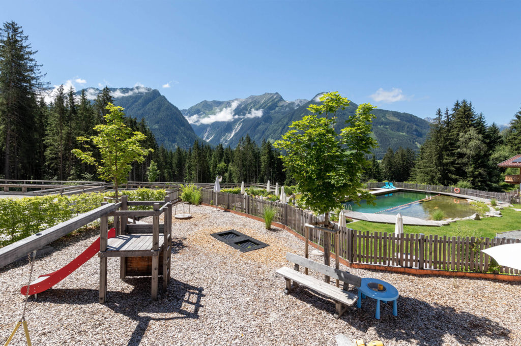 Spielplatz und Schwimmteich im Chaletdorf Spielplatz und Schwimmteich im Chaletdorf