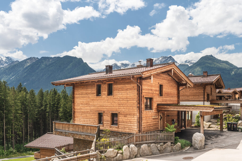 Außenansicht des Chalets mit Blick auf die Berge Außenansicht des Chalets mit Blick auf die Berge